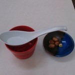 一竜軒 - 紅ショウガの入った器の上にレンゲの状態で配膳