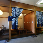 Tago saku - 白い壁と木目が醸しだす和風モダンの、ゆったりとした店内