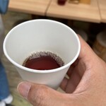 俺流塩らーめん - 外で並んでいる間、冷たいお茶を出してくれました。