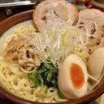 俺流塩らーめん - 麺は大盛り無料。具沢山で1,100円は嬉しい値段です。
