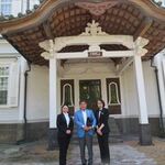 富士屋ホテル - 西洋館の前で