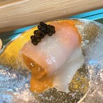 Sushi Rakuzayano Ki - 馬糞ウニを墨烏賊で包んで国産陸キャビアをトッピング。振り柚子の香りがアクセント。ここら辺から港区の香りが漂い始めます
