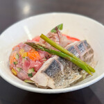 やおき - 料理写真:本日の海鮮丼 + ばくだん海鮮☆