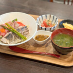 やおき - 本日の海鮮丼 + ばくだん海鮮☆
