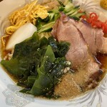 自慢亭 - 冷やし中華　税込850円　　てっぺんに君臨していたむきえびが、今年は無くなった