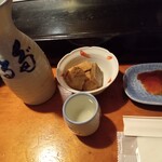 Daruma Zushi - お通し（マグロと厚揚げ煮物）、日本酒二合