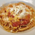 アンティカ・オステリア・ダル・ポンピエーレ - スパゲッティ トウモロコシとモッツァレラチーズのトマトソース