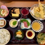 Hanakokoro - いろどり御膳(¥1600)
                      おかわり自由のご飯は「ワカメ入り菜飯」