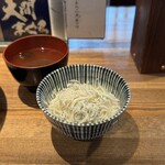 酒肴場 屯 - 白ご飯には釜揚げしらすのサービス
