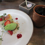 人と木 - セットのデザートとコーヒー