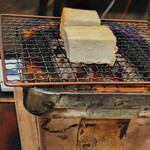 張海 - 厚揚げを七輪焼き中