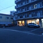 LAF - 店舗外観、入口は止まってる車の裏。