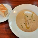 Alloro - 熱々のたっぷりスープが嬉しい！まろやかなごぼうのポタージュ、小麦の風味が素朴なバゲットが良く合う！