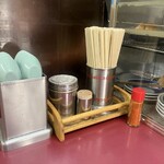 中華そば めんいち - 卓上（右手奥にいなり）