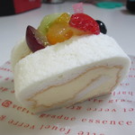 Itsutsunodouka - カスタードクリームたっぷりのフワフワロールケーキの中に季節の果物を挟んだ贅沢な一品です。
      