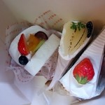 Itsutsunodouka - この日選んだのは季節の果物を使ったケーキが３種類です。
      