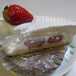 Itsutsunodouka - いちごのショートケーキ３００円、中にイチゴを丸ごと一個入れ周りをたっぷりのフレッシュ生クリームで包んだケーキの王様です。
      