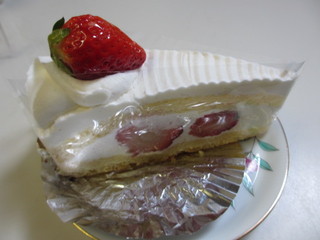 Itsutsunodouka - いちごのショートケーキ３００円、中にイチゴを丸ごと一個入れ周りをたっぷりのフレッシュ生クリームで包んだケーキの王様です。
                        