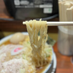 大井町 立食い中華蕎麦 いりこ屋 - 平打ちの中太麺は歯応えツルシコ。