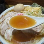 Ooimachi Tachigui Chuukasoba Irikoya - すっきり淡麗な煮干しスープは、ほんのり酸味と胡麻の風味で冷やし中華っぽさを演出