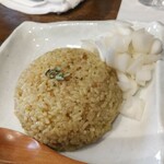 橋本屋 - 一見チャーハンかと？スパイスライスでした
      　ピクルスも美味しかった