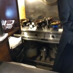 橋本屋 - 注文に応じて煮込まれていきます　スパイスの入った茶こし袋を投入