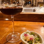 ル ジャン ジャン - 赤のグラス、お店の方のおすすめ。小柱のサラダ、ドレッシングの塩梅が良い。