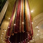 中央に吊り下げられたレイが凄い存在感