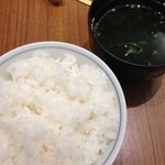 Yakiniku Hausu Kourakuen - ご飯、わかめスープ
