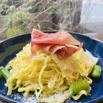 カフェ アクイーユ - 春野菜と生ハムのもちもちオイルパスタ 1,485円