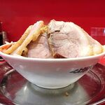 ラーメン タロー 五反田の陣 - 小ラーメン豚入り1,000円（野菜マシ、アブラ、削り節）