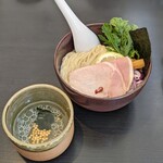 麺処まるは RISE - 冷製はまぐり出汁つけ麺〜鰹と昆布のスープ割り