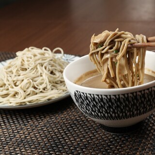 十割蕎麦を用いた、定番から創意工夫を凝らしたメニューの数々