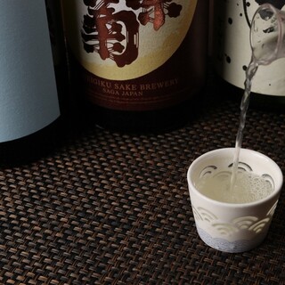 料理をより際立たせる、選りすぐりのワインや日本酒もございます