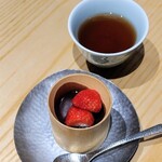 Hyouki kasuitei - ・甘味：自家製水羊羹　苺をのせて