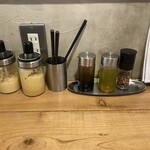 グータン - 卓上の調味料（しょうが、ニンニク、黒酢、しびれ油、ホアジャオ）