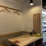 グータン - 店内の様子（テーブル席）