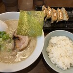 らーめん専門店 小川 - らーめん＋ちょっ得餃子とライス