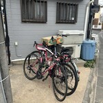 中国料理 峨嵋山 - ロードバイクはお店の横に停めます