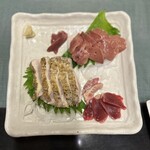 Torio - 鶏刺盛は、鮮度がとてもよくて美味しかったです。胡麻油で頂いた方が、鶏の旨みを感じられます。