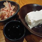 府中日本酒バルTOKUTOUSEKI - お通し462円は北海道産大豆で作った自家製豆腐
      〈花かつおと柚子ポン酢〉