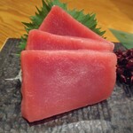 府中日本酒バルTOKUTOUSEKI - 鮮魚のお造り3種1,500円からまぐろ赤身