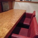 府中日本酒バルTOKUTOUSEKI - 端のカウンター席