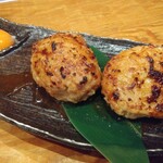 府中日本酒バルTOKUTOUSEKI - 自家製つくね～激うま味噌だれ～2個715円