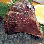府中日本酒バルTOKUTOUSEKI - 鮮魚のお造り3種1,500円からカツオたたき