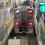 タリーズコーヒー - 特有のマルーンカラーの車体はピカピカの大理石の床に映える