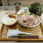 煮干しつけ麺 宮元 - 家系チャーシューメン 1400円（限定メニュー）、小ライス 150円
