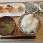 トーコーキッチン - 朝ご飯　野菜のキッシュ　副菜二品、豚汁、ご飯　100円　＋　納豆　50円　＋　じゃこ　50円