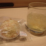 ダイヤモンド・プレミアラウンジ 新千歳空港 - 竹鶴と「JAL特製オリジナルビーフカレー」をベースに開発した具をフォカッチャ生地で包んだJAL国内線ラウンジ限定商品