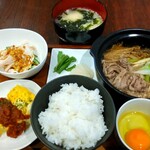 灼味噌らーめん 八堂八 - 黒毛和牛のネギすき焼き御膳 1500円、オムレツ、チキンサラダ